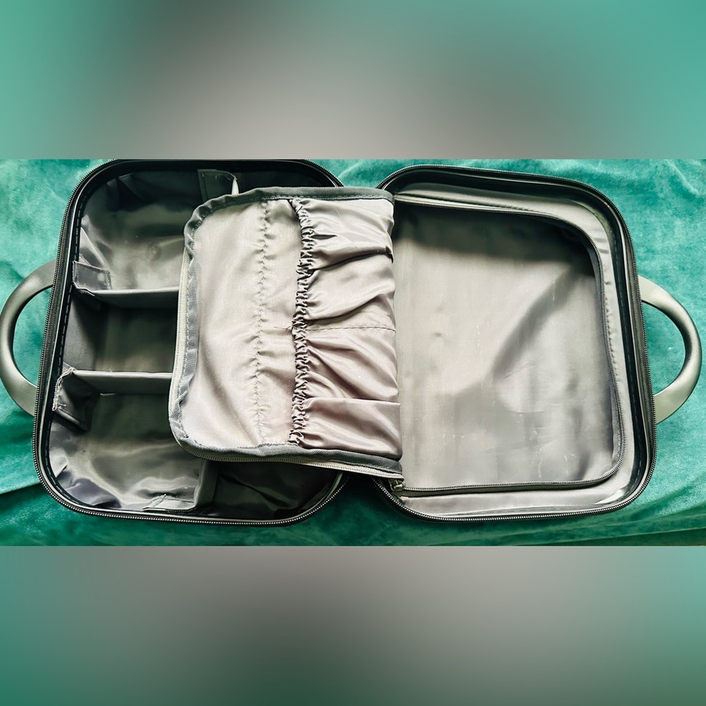 Purple Hard Shell make Suitcase - Picture 6 of 12